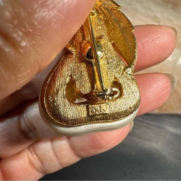 Vintage JJ Gold and Cream Pearl Brooch Pin with Leaf Design 1831 R - Picture 6 of 8